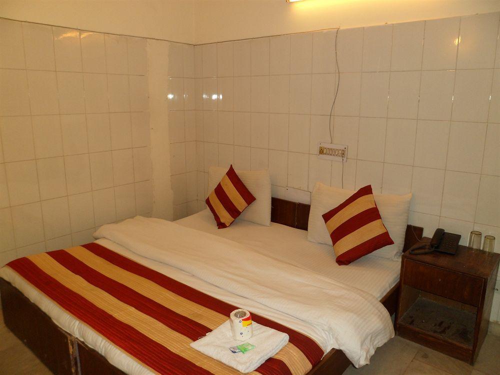 Hotel Arjun Nowe Delhi Zewnętrze zdjęcie