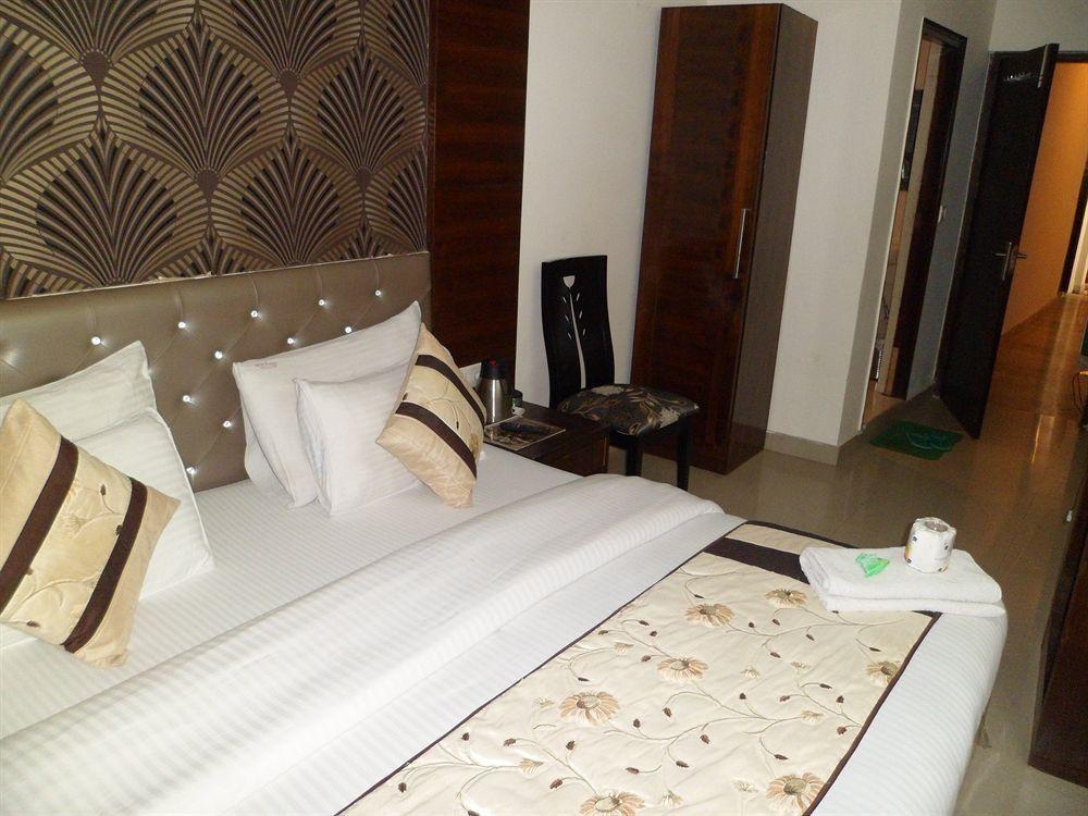 Hotel Arjun Nowe Delhi Zewnętrze zdjęcie