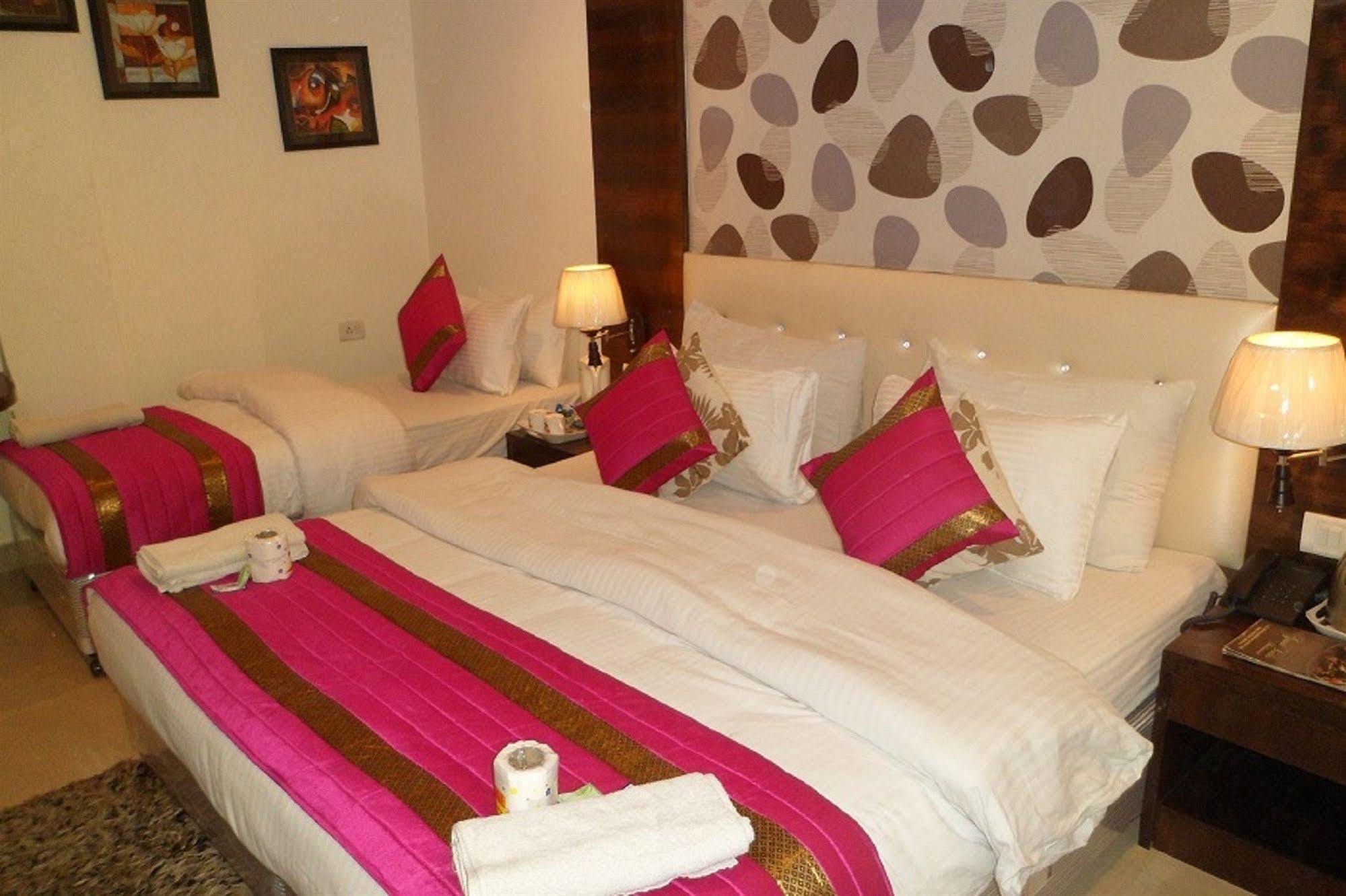 Hotel Arjun Nowe Delhi Zewnętrze zdjęcie