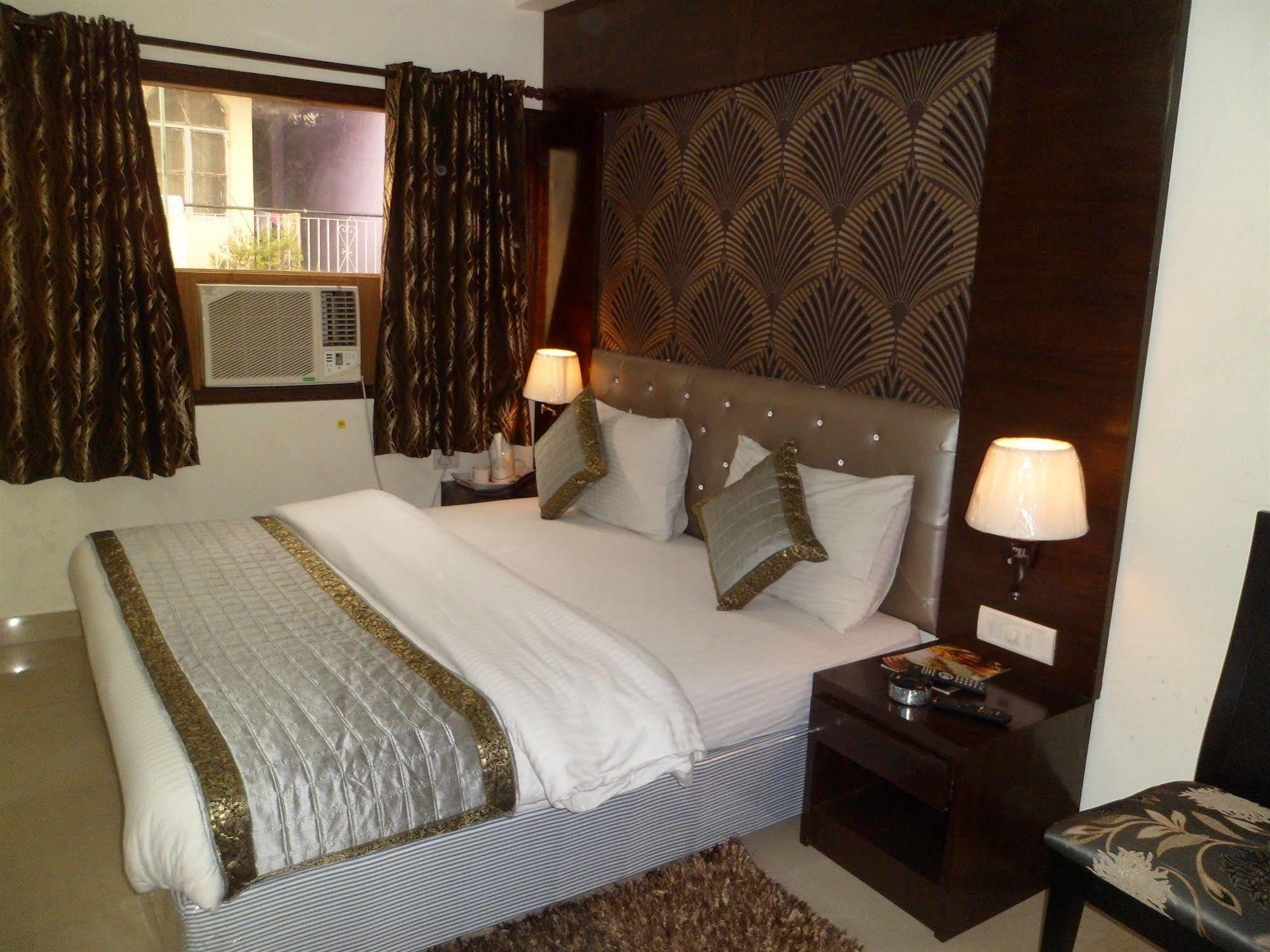 Hotel Arjun Nowe Delhi Zewnętrze zdjęcie