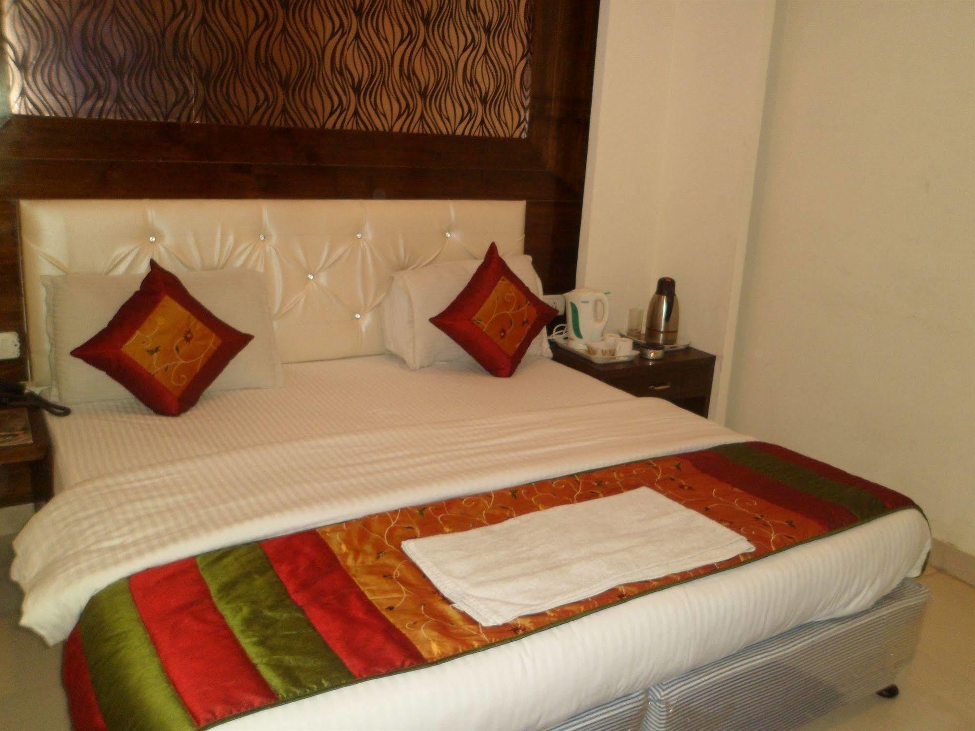 Hotel Arjun Nowe Delhi Zewnętrze zdjęcie