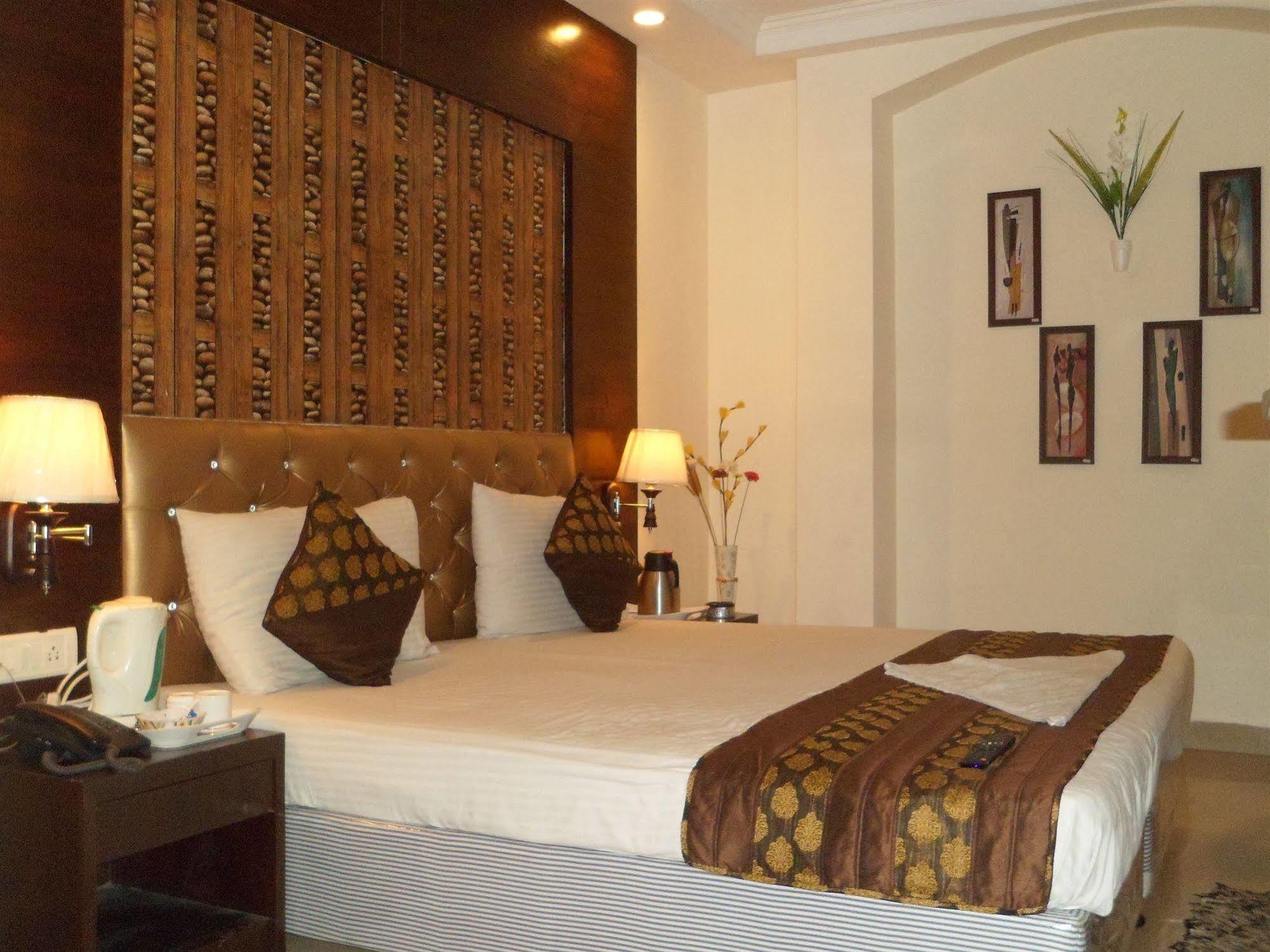 Hotel Arjun Nowe Delhi Zewnętrze zdjęcie