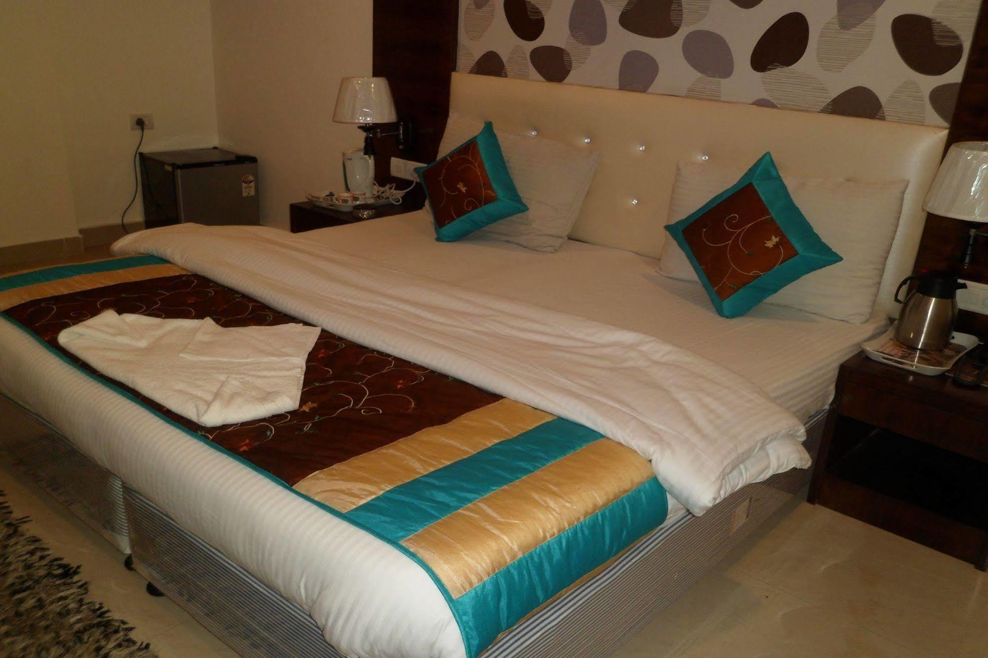 Hotel Arjun Nowe Delhi Zewnętrze zdjęcie
