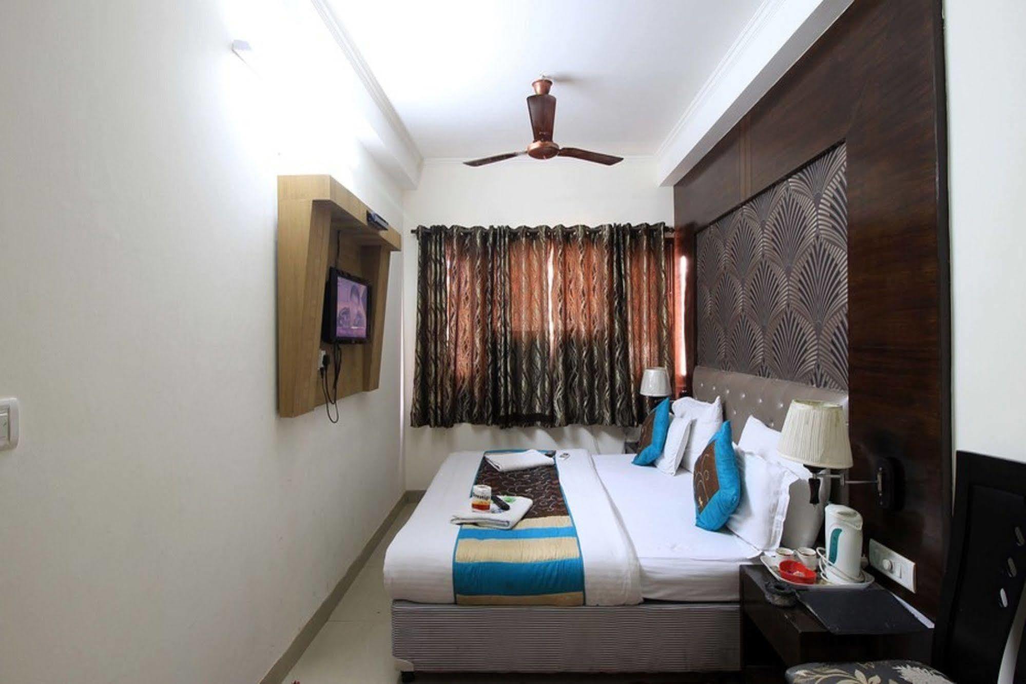 Hotel Arjun Nowe Delhi Zewnętrze zdjęcie
